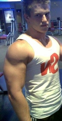 jacktwister:  Cute Gym Hunk. 