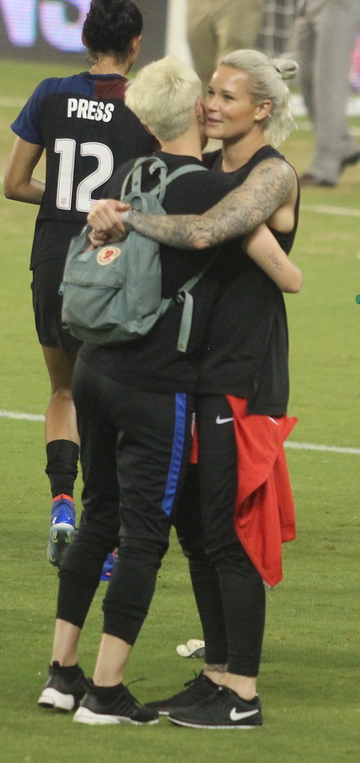 chippingthegoalkeeper:  Pinoe couldn’t quite get Ash off the ground so they hugged