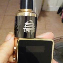 last-ofa-dying-breed:  #handcheck #vapelife #vapehead #whythefucknot