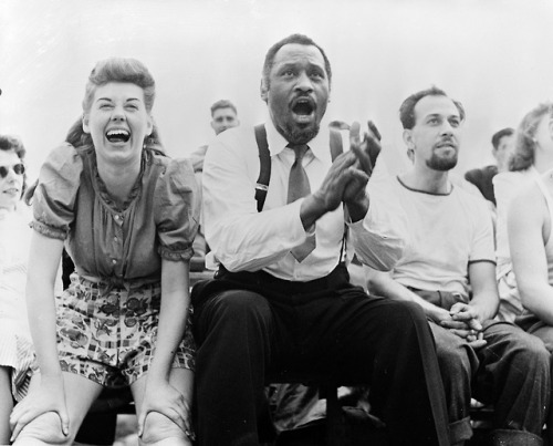 Uta Hagen, Paul Robeson, and José Ferrer watching softball with other members of Othello production,