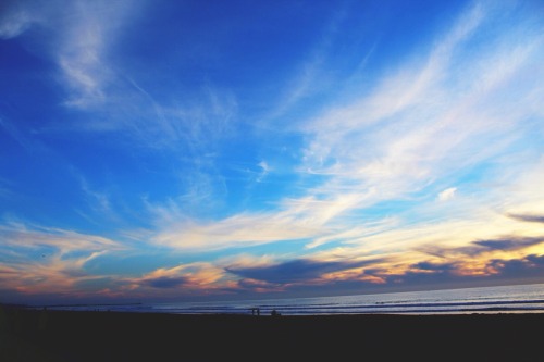 searchforsea:  chloekono:   I have a thing for sunsets    Who doesn’t?