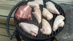 tarynel:imsoshive:This gotta be a white man’s grill. That chicken is perfectly seasoned … with imagination and hope.   Omg