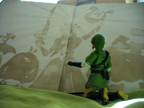 89ravenclaw: Link helps me open the freshly-arrived Hyrule Historia