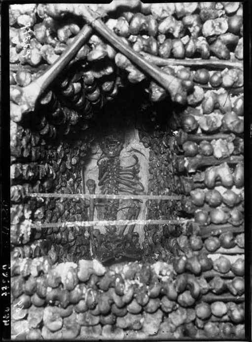 beebalmtraveler:  1919 photographic essay on the Paris Catacombs by Agence Meurisse.