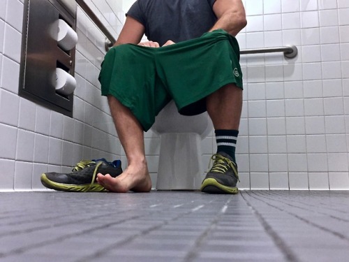 boysmells:Jockman takes off his stinky Under Armour sneakers in the gym’s bathroom. Imagine the how 