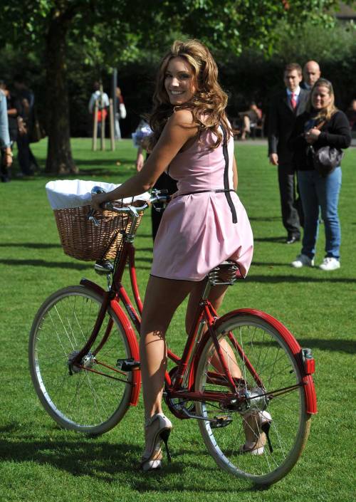 bumsandbikes:  Kelly Brook bum