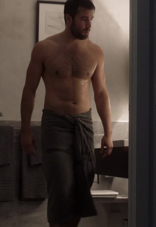 hotashellcelebmen: More here : http://shirtlessmenontheblog.blogspot.fr/2017/03/joshua-bowman-shirtless_13.html#more 