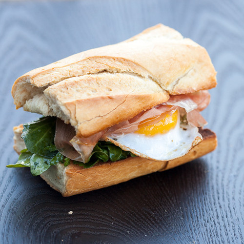 Porn nom-food:  Fried duck egg sandwich with prosciutto photos