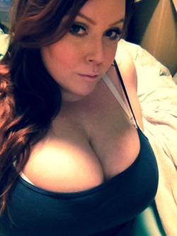 cleavagetweet:  Huge amateur tanktop rack