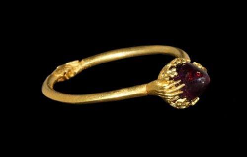 archaicwonder:Medieval Clasped Hands Ring with Amethyst, 14th-15th Century ADA narrow round-section 