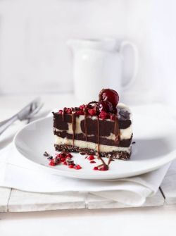 intensefoodcravings:  Vegan Cookies and Cream Cake | Vanillacrunnch