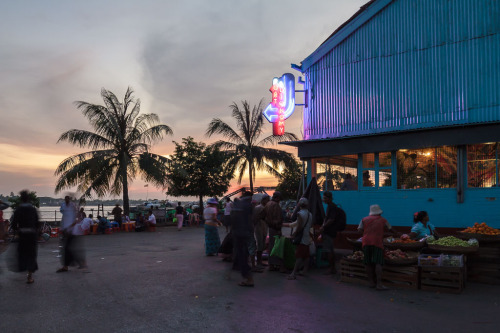 At the waterfront, by the Wadan Jetty at this southwestern tip of downtown Yangon, one finds both Tr