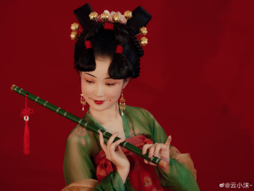 hanfugallery:chinese hanfu by 云小沫-This photoshoot is based on the performance “Evening Feast at the 