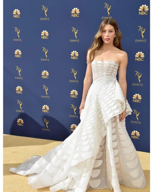 Emmy perfection! #style #fashion #freedbyfashion #stylist #gowns #dresses #goldcarpet #redcarpet #ic