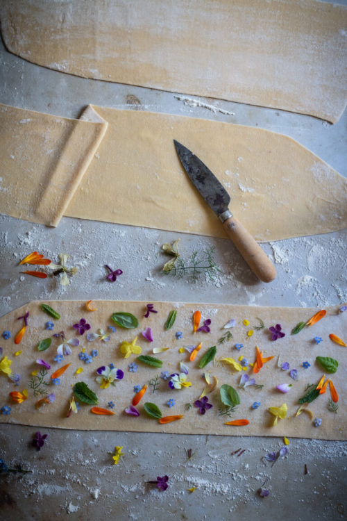 taureas:wevestill-gottime:A guide to making herb and edible flower Pastabro
