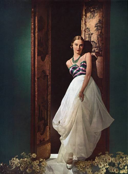 costumeloverz71:This photograph of British actress Joan Fontaine in James’s delicate dress with ribb