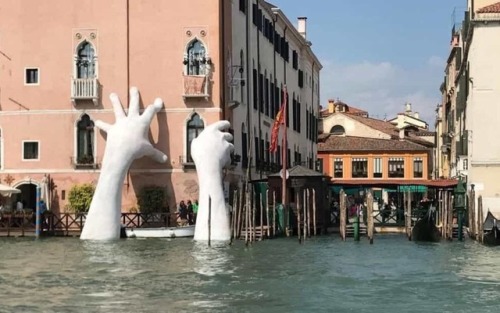 thetriumphofpostmodernism:‘Support’, installation by Lorenzo Quinn at the 2017 Venice BiennalePhoto 