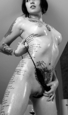 unclegoodtouch:  cachonda:  Una poema, Poem on her body.  Not to mention the Death Star Tattoo… 