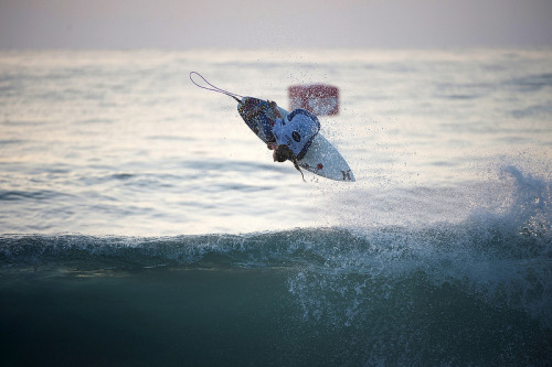 surphile:Lakey Peterson. Invert.via roxy pro france