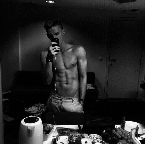 hotfamous-men:  Cody Simpson