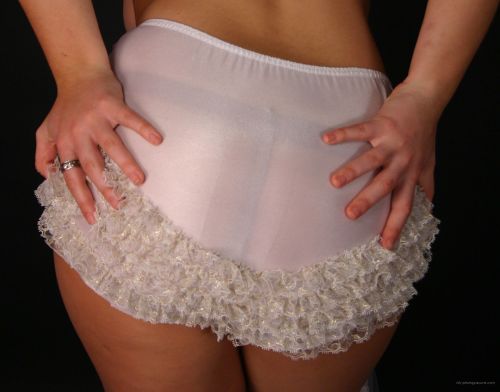 sissydonna:  amarriedsissy:  Beautiful curves and ruffles.  Where Boys Will Be Girls