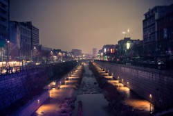 lovesouthkorea:  Cheonggyecheon in the rain (source) 