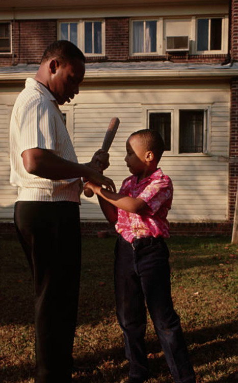 twixnmix:   Martin Luther King Jr. teaches his son Marty how to hold a baseball bat in their backyard on November 8, 1964.   (Photos by Flip Schulke)    