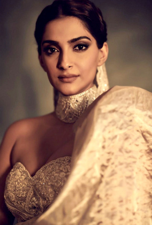 raghdakatrina: Sonam Kapoor channelizes her inner Maharani in a stunning gold & ivory @abujanisandeepkhosla couture saree inspired gown for the @chopard night