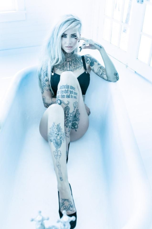 tattoo18plus:  Hot Chicks with Tattoos