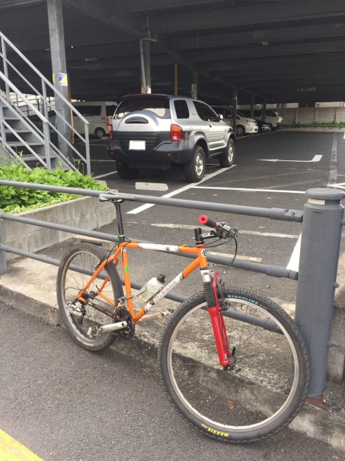 xizang325: 2015/5/23  下町徘徊この車のデビュー時は鮮烈な印象を受けましたねぇ・・・ショーモデルまんまのデザインでまさか発売されるとは思いもしませんでしたよ。ＳＵＶスペシャリストな