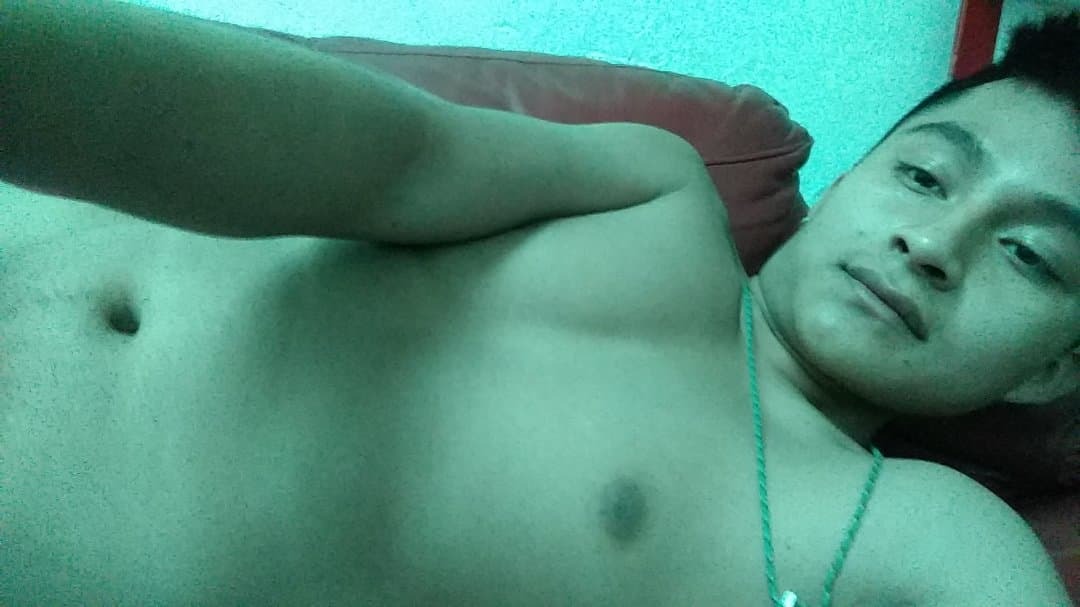 chacalitoscuerna:  Sandro. 22 años. Rico hetero engañado.De la colonia Acapatzingo,