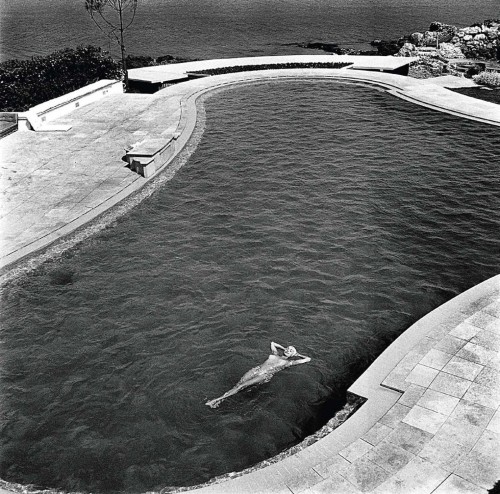 Michou Simon, Esther Williams profite de la piscine de ses amis Dubonnet au cap d'Antibes, lors du 8