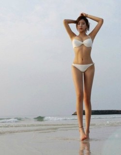 sexyasiangirlswtf:  Bikini and legs Get Sizzling