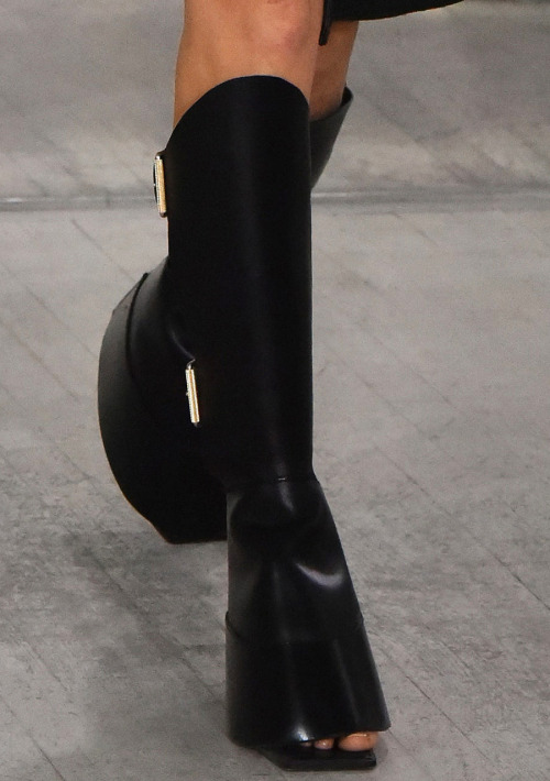 Trendy Shoes for FW21: Early 2000′s Lady Gaga style inspired. Horse-hoof shoeboot at Dion Lee Fall 2