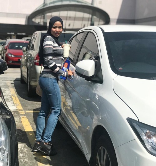 heroinmuslimah:Mantapnyer la bentuk punggung akak ni.Untung saper dapat.