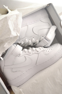 old-citizen:  NIKE AIR FORCE 1.