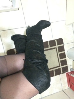 Cdelizabeth:  Freeq44:  #Me #Stockings #Boots #Dress #Legs #Heels  Love The Skirt!