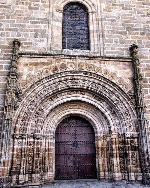 #brozas #caceres #iglesiasantamariamayor #romanesque #spain #fujifilm #vmribeiro (at Iglesia de Sant