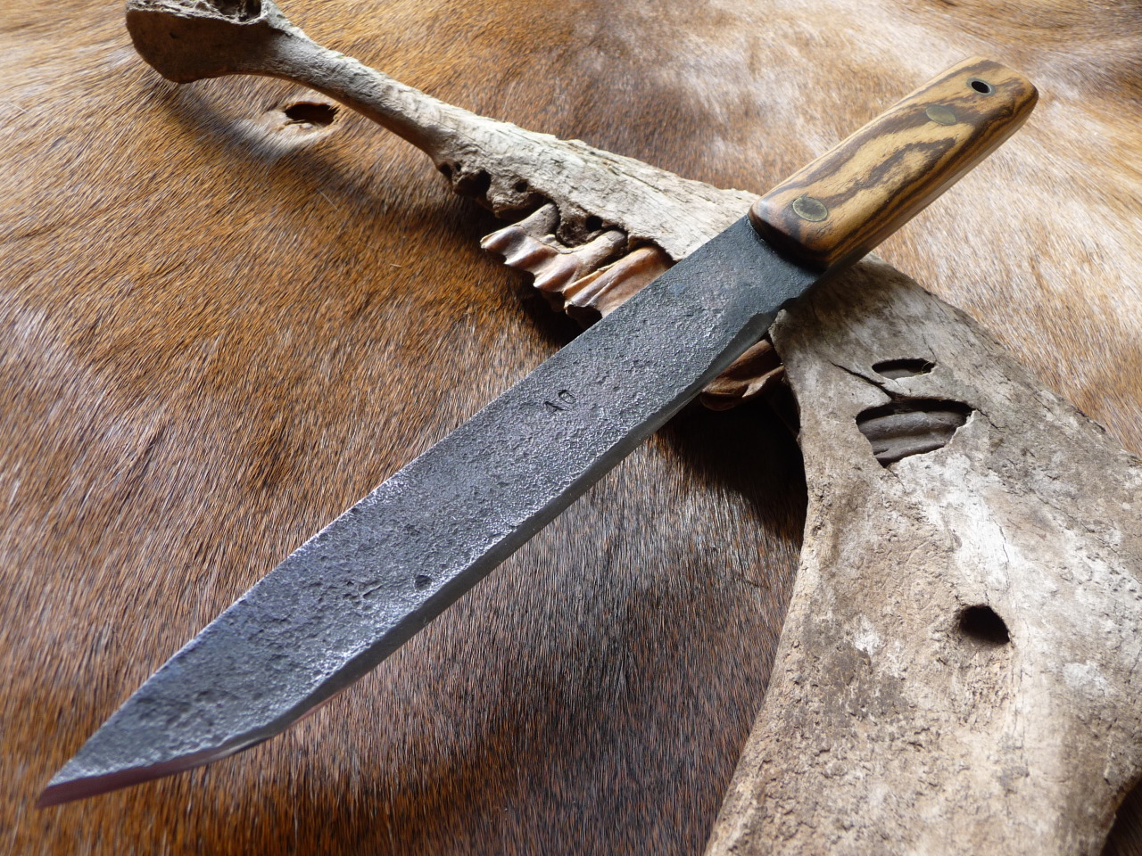 ru-titley-knives:  This large blade was forged by Alex over at alphabushcraft.co.uk 