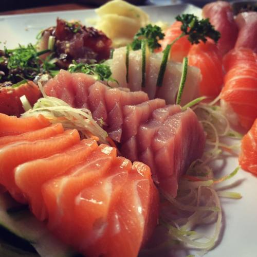 jbthearnault:  #yosukisushihouse #sushi #sashimi #makimono #temaki #parabenslisa #friends #riodejane