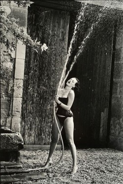 almavio:   Marc Hispard (1938 - 2015), Fille au jet d'eau, n/d