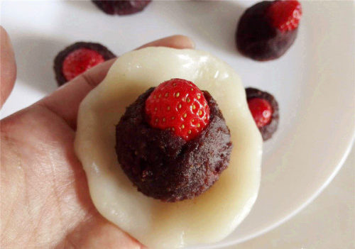 DIY Strawberry Mochi / Strawberry DaifukuStrawberry Mochi or Strawberry Daifuku is very popular Japa