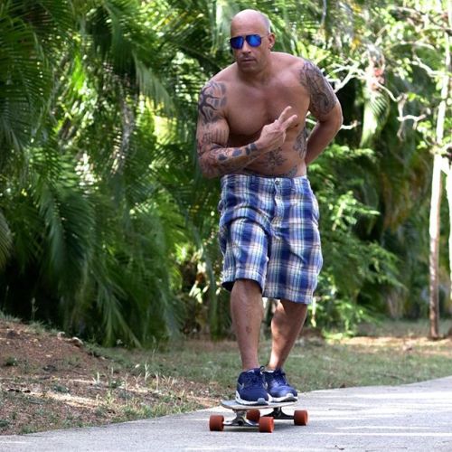 Vin skateboarding.