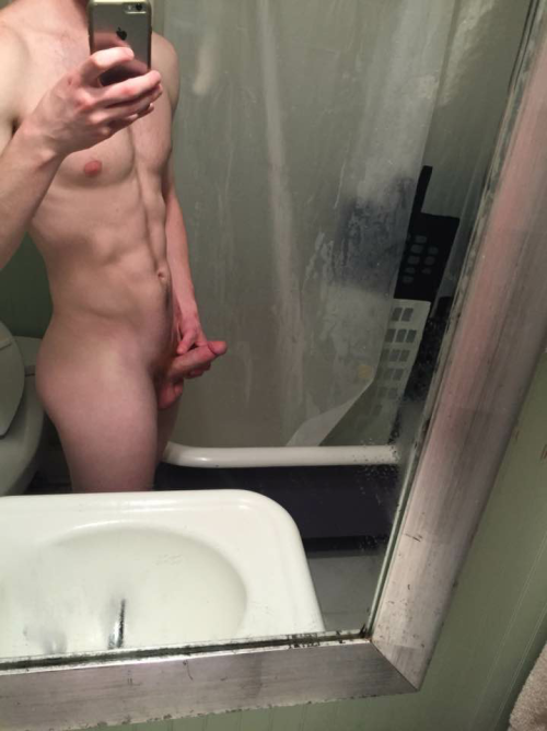 brosgivemeboners:  Perfect college bro submission. I want him. 