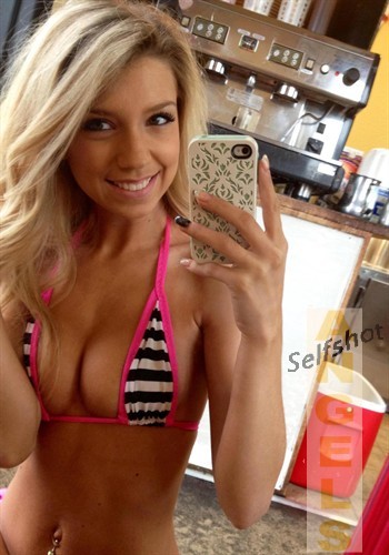 selfshot-angels:  Selfshot girls … the hottest.We have also a nude Selfhot Blog.Follow