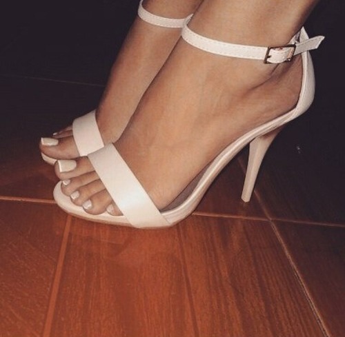 causeitsfun69: These lovely feet belong to this little latina