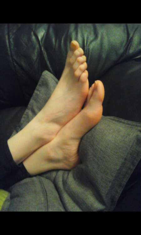 alliwantistoes: Wife’s natural toes. She will get a new pedicure tonight.