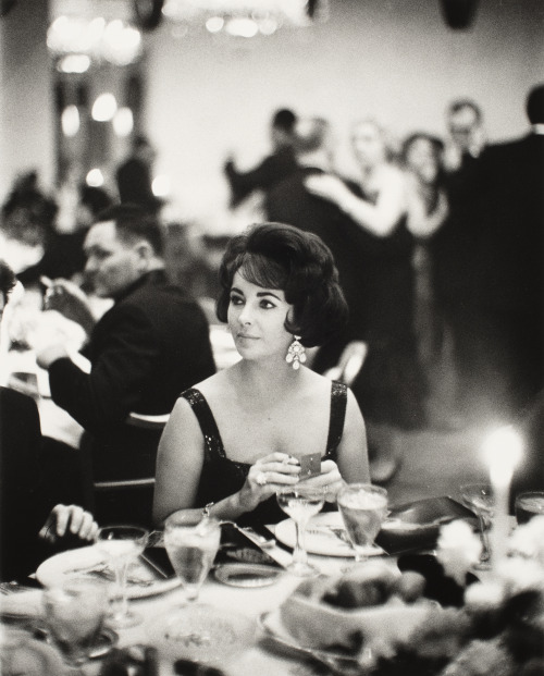 Elizabeth Taylor at the Pump Room, 1960 - Ph. Art Shay