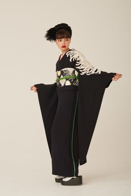 tanuki-kimono:Those black furisode are so COOL, I am in love with the lightning one (seen on)