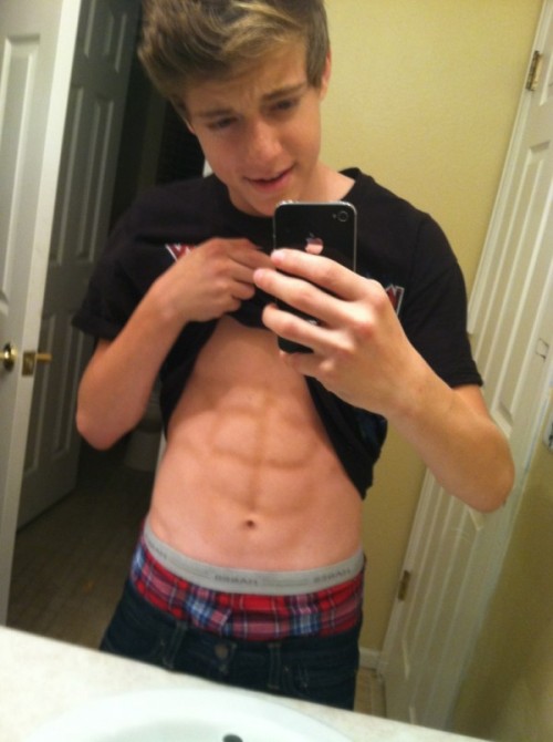 jocksndudes:  This is hot. Perfect abs and I love the jeans sagging like that.